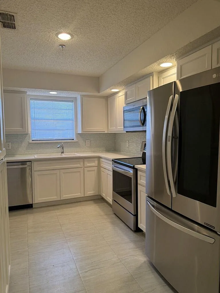3 bed, 2.0 bath, 1750 sqft, $2,100 — Photo 3