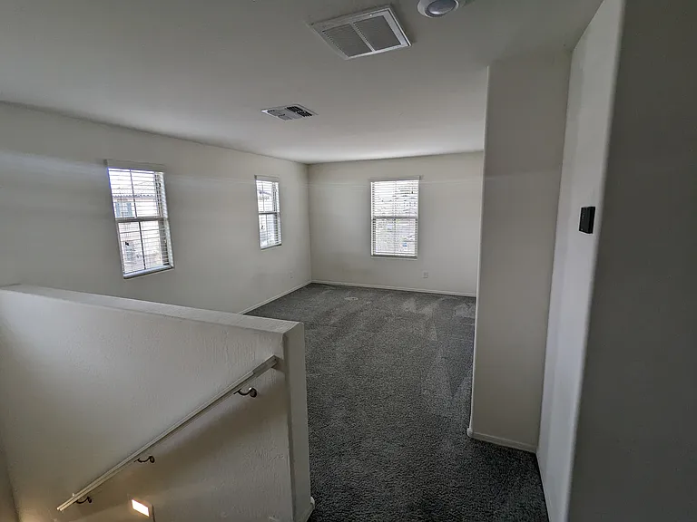 47 E Constitution Dr — Photo 14