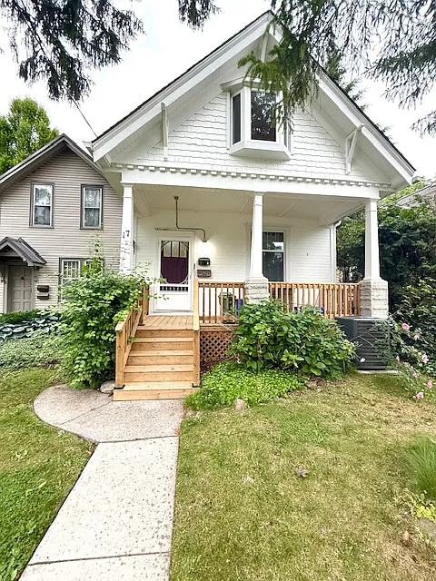 17 Thornton Ave #UPPER