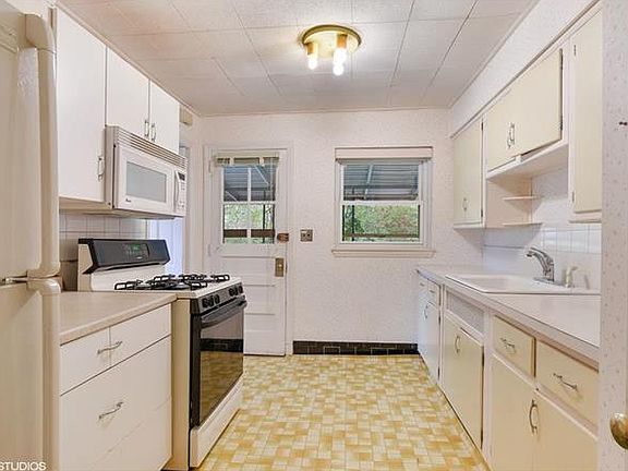 4th image of 219 Delancey Ave