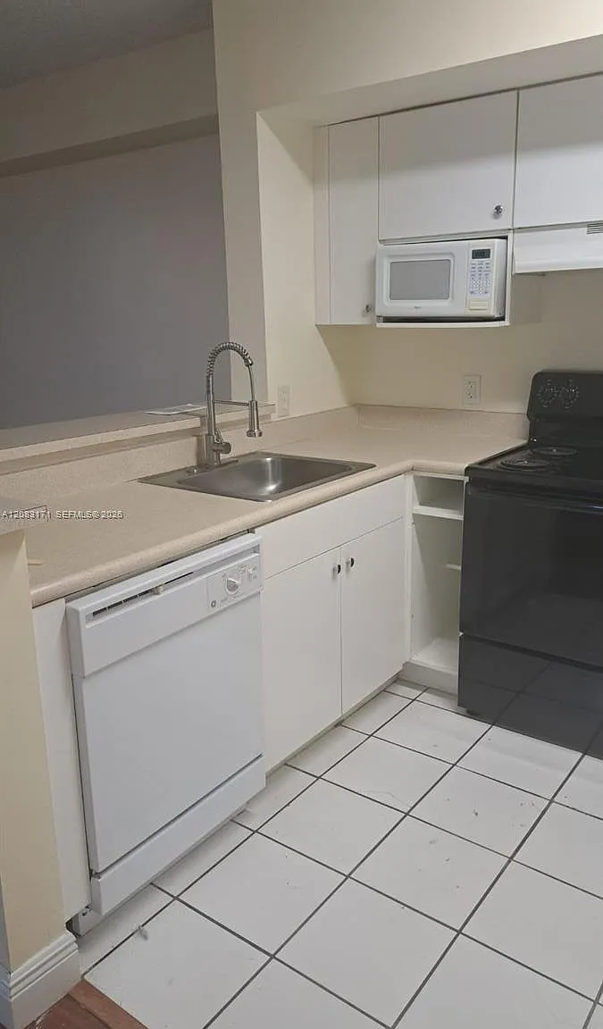 Blue Lagoon Condo — Photo 2