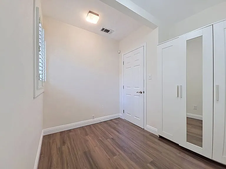 3819 S Van Ness Ave — Photo 20