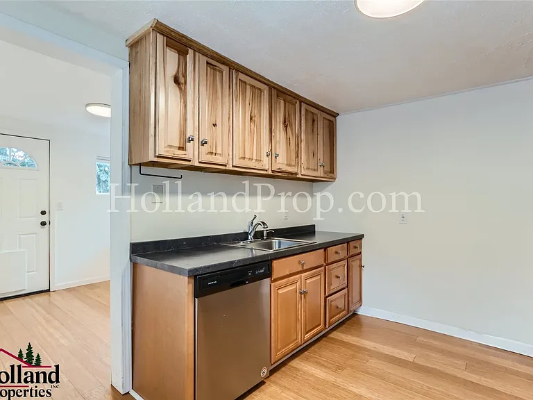 315 NW Dennis Ave — Photo 4