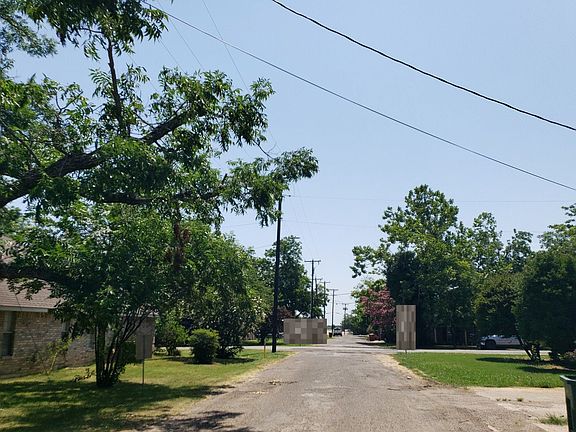 4th image of 807 Oak St
