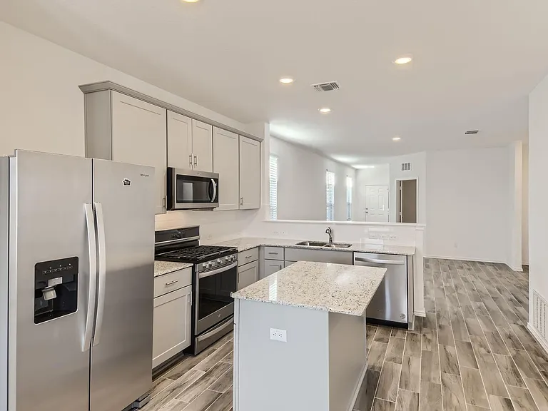 140 Bennington Dr — Photo 17