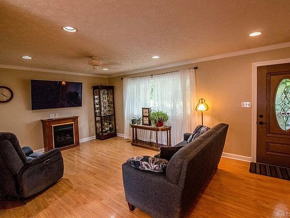 3rd image of 84 Brookwood Dr