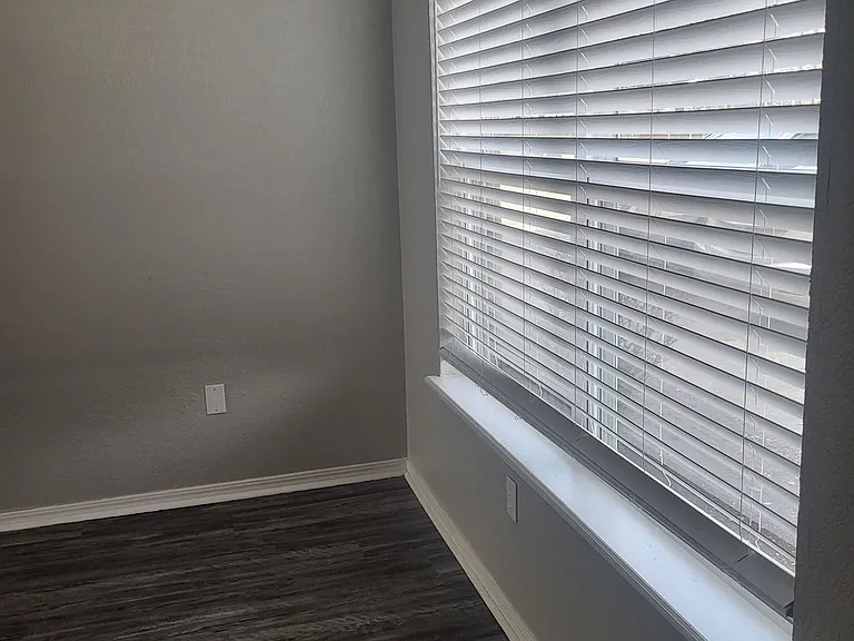 1704 Warren Dr — Photo 3