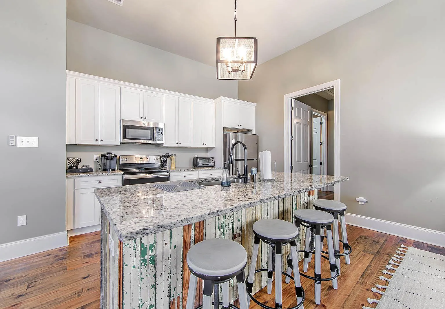 1 bed, 758 sqft, $1,195 — Photo 3