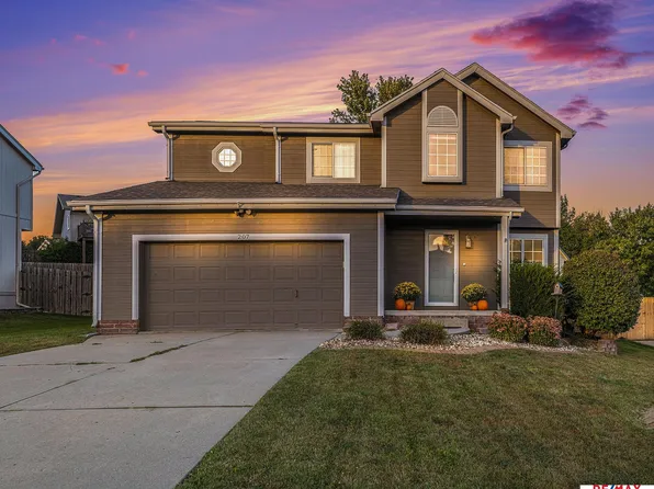207 Hilton Head Dr, Papillion, NE 68133