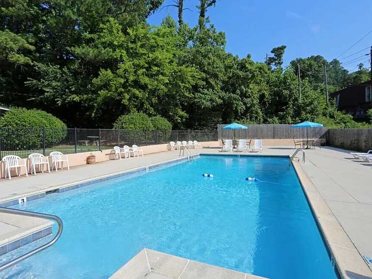 Beacon Pointe Apartments — Photo 22