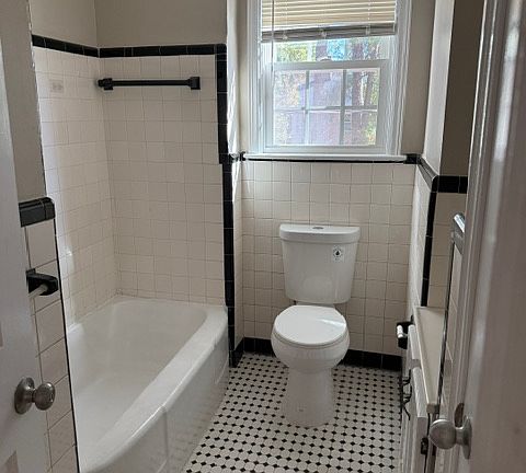 4th image of 802 Burroughs St #B