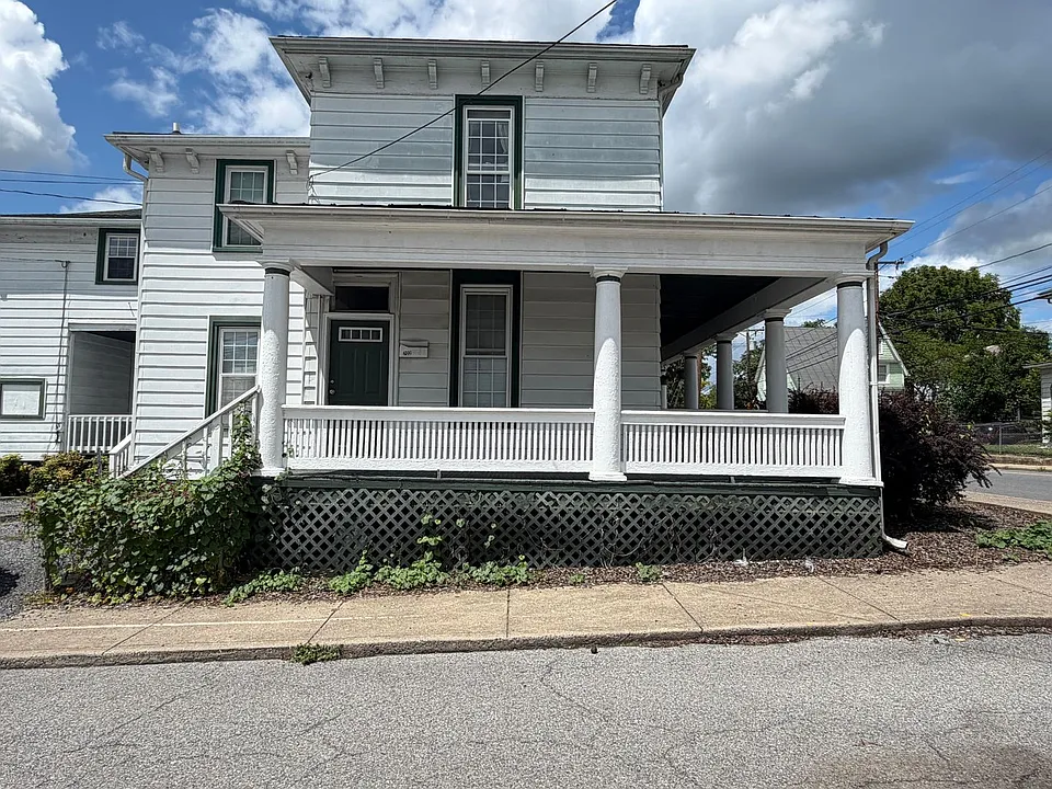 702 Nelson St