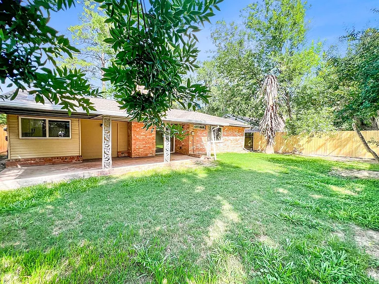 23207 Naples Dr — Photo 20