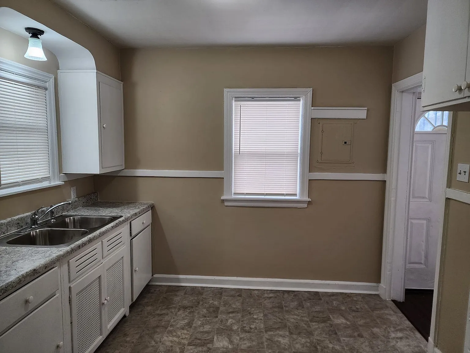 146 E Davant Ave — Photo 2