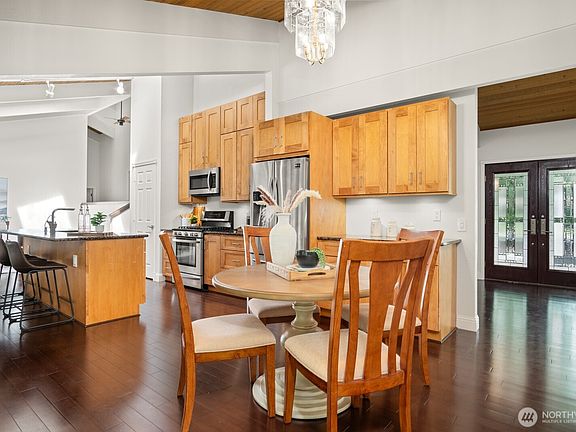 4th image of 2915 Sahalee Drive E
