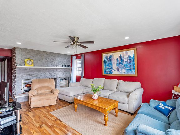4th image of 3144 Wade St