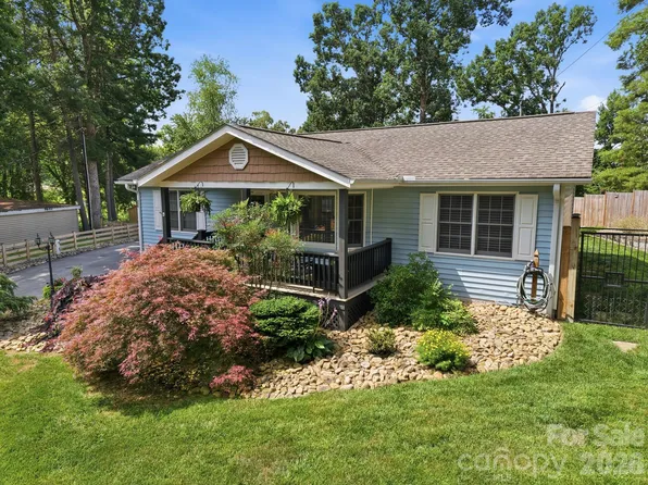220 Bradshaw Ave, Hendersonville, NC 28792