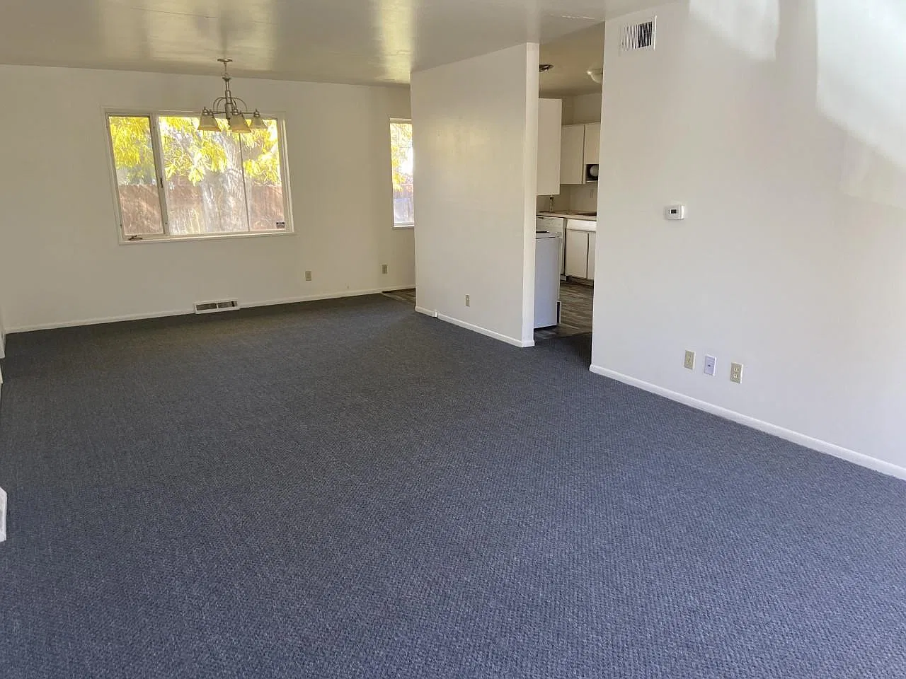 5 bed, 2500 sqft, $5,100 — Photo 3