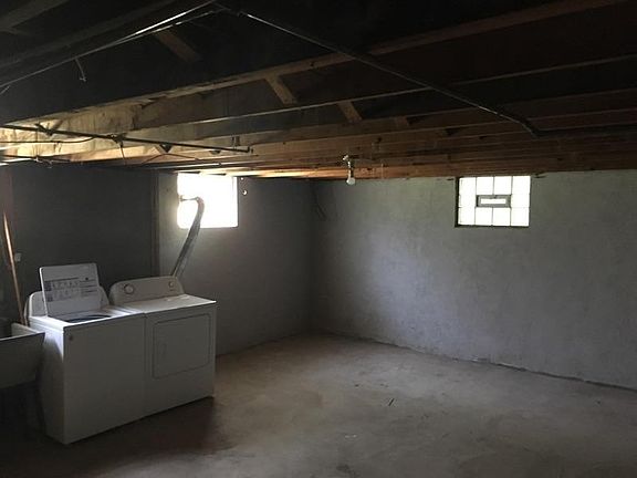 Basement w/Laundry