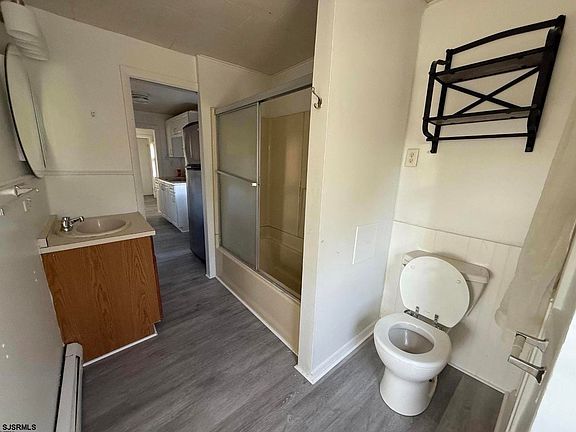 5th image of 210 Hanthorn St #B