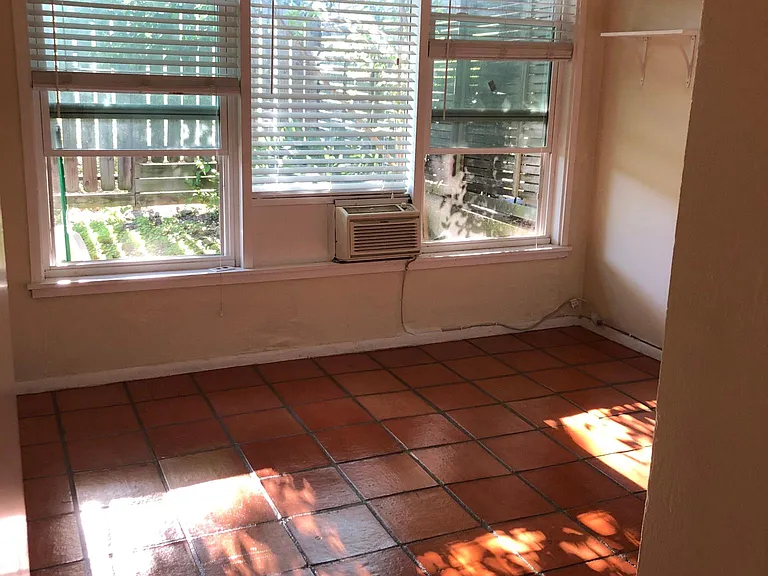 418 Ira Ave — Photo 10