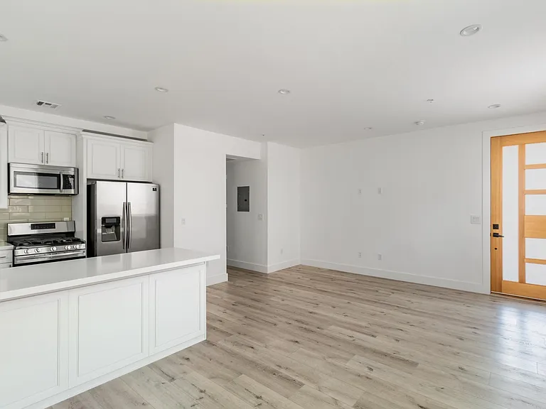 7125 S La Cienega Blvd — Photo 4