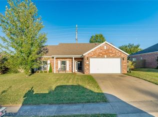1390 N Cannondale Dr, Fayetteville, AR 72704
