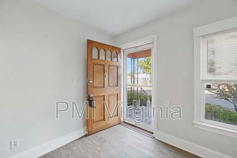 2 bed, 1.0 bath, 970 sqft, $1,295 — Photo 2