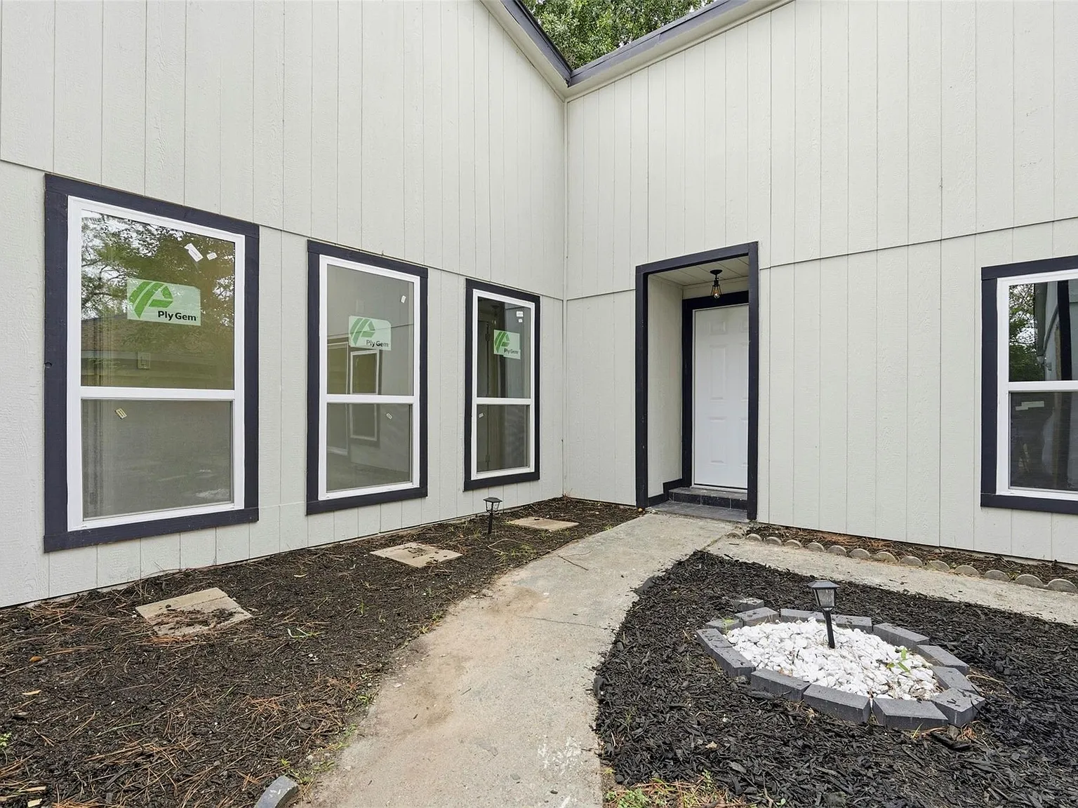 4 bed, 2.0 bath, 1764 sqft, $2,000 — Photo 4
