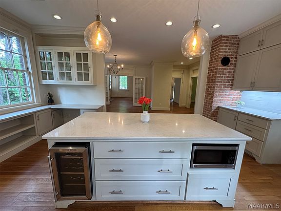 4th image of 3356 Cloverdale Rd