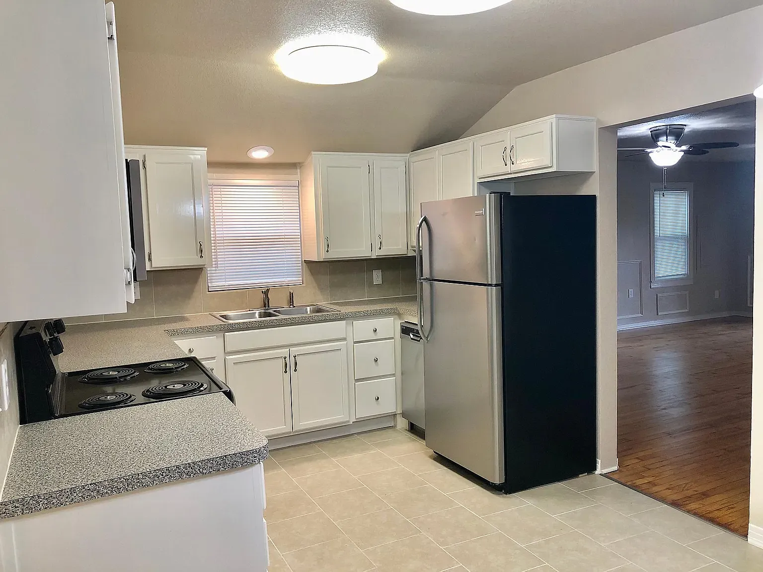 515 Palmetto Dr — Photo 2