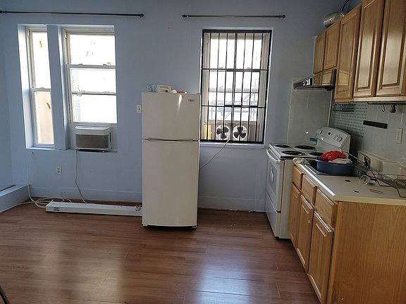 3rd image of 17 Monroe St APT 4