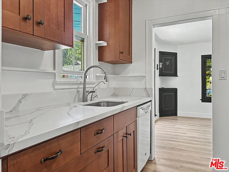 2139 Holly Dr — Photo 7