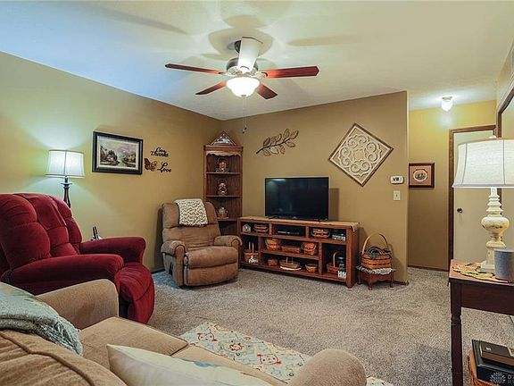 3rd image of 304 Gardengrove Way