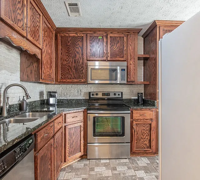 115 Dellwood Ct — Photo 4