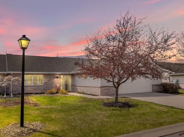 1679 Twin Lakes Cir, Green Bay, WI 54311