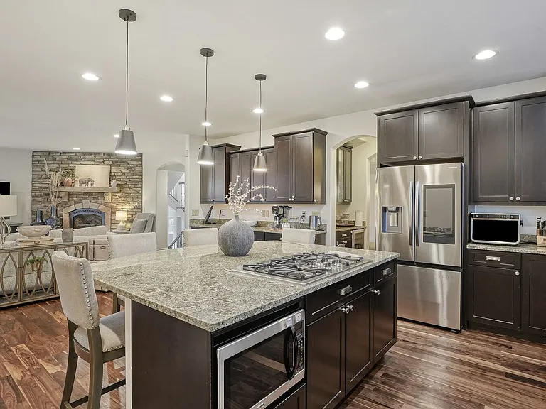 KITCHEN/ISLAND