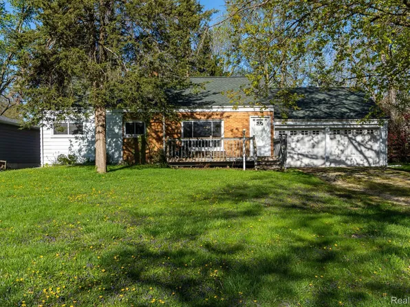 2546 Carlton Dr, Ann Arbor, MI 48108