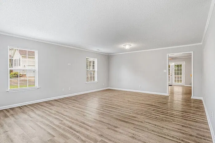 4 bed, 2.0 bath, 2000 sqft, $2,000 — Photo 2