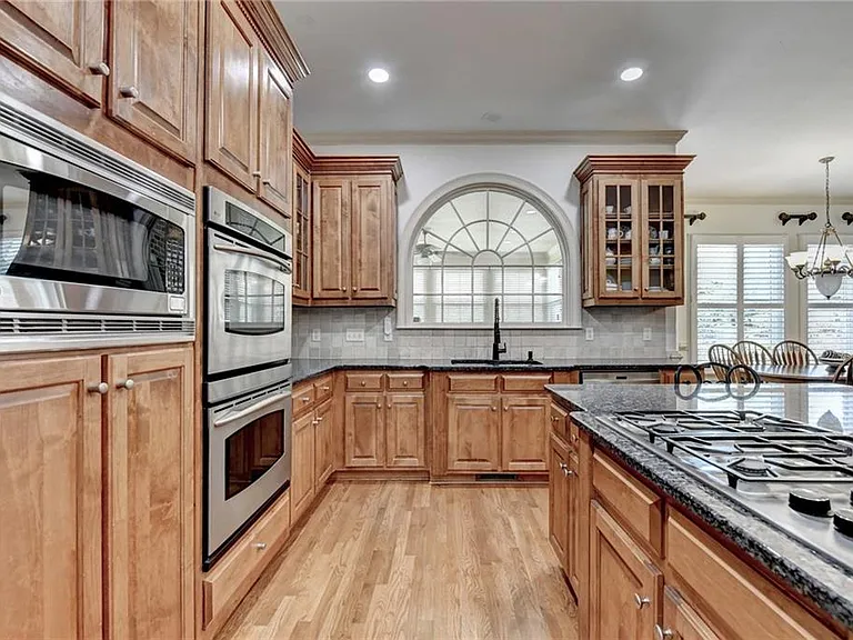 8910 Pinehurst Cv — Photo 34