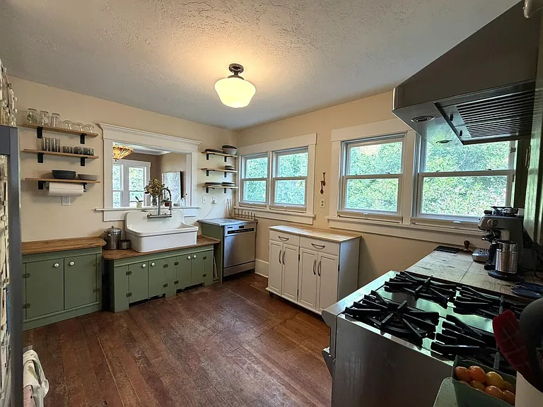 1424 W Franklin St — Photo 11