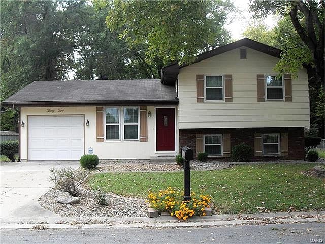 1st image of 32 Geneva Dr