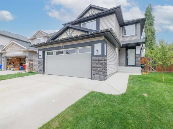 42 SW Royal Birch Lndg NW, Calgary, AB T3G 5R3