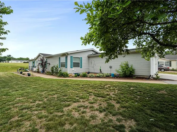 927 NE White Oaks Ln, Oak Grove, MO 64075