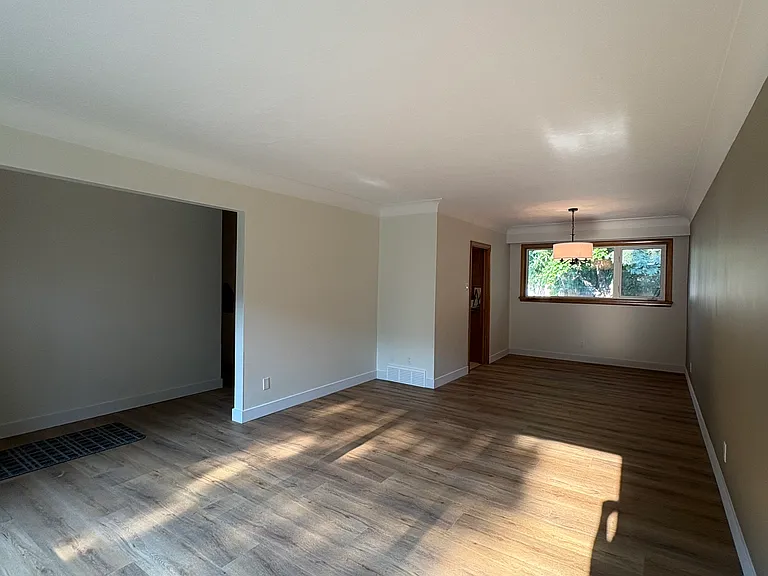 211 Strathmillan Rd — Photo 2