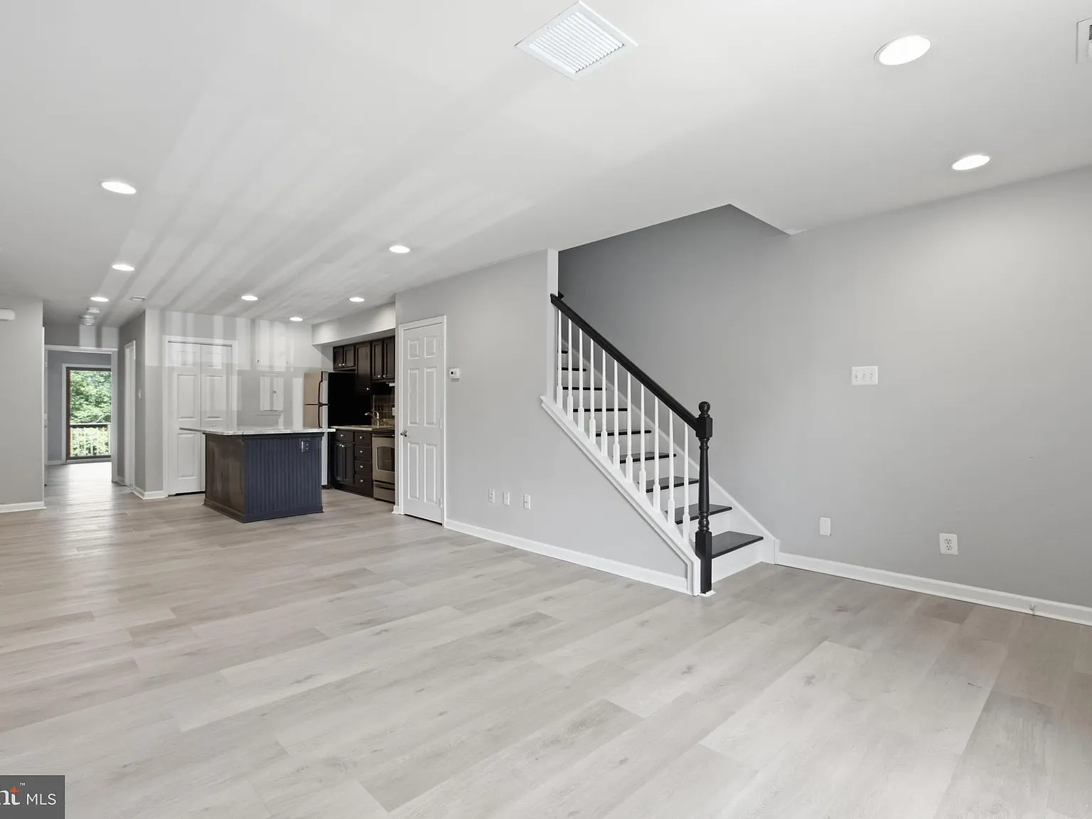 3 bed, 2.0 bath, 1780 sqft, $3,200 — Photo 2