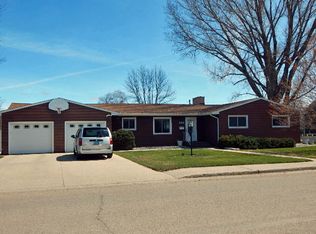 522 12th Ave NE, Devils Lake, ND 58301