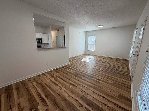 3rd image of 815 Green Oaks St