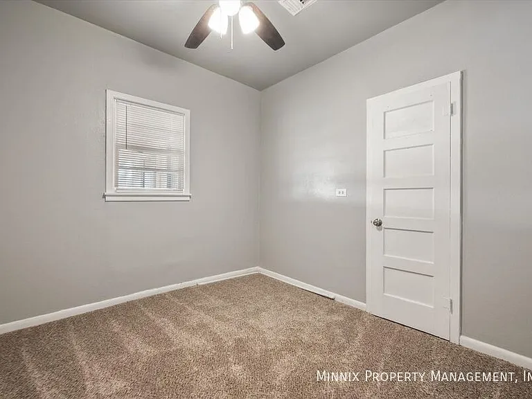 1302 Avenue E #1 — Photo 27
