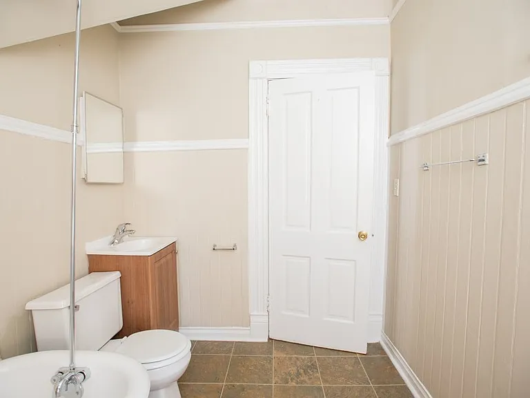 $1395 2 BR, 1 BA Upper Flat in an 1800's Victorian Home - 1704 E Bradford — Photo 20